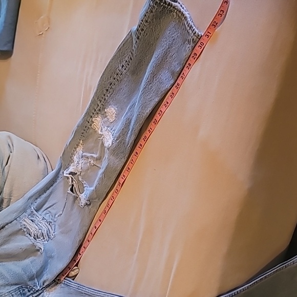 VINTAGE 1990s LEVI 501. BUTTON FLY. DISTRESSED AMAZING OLD PAIR OF JEANS. - Picture 11 of 13